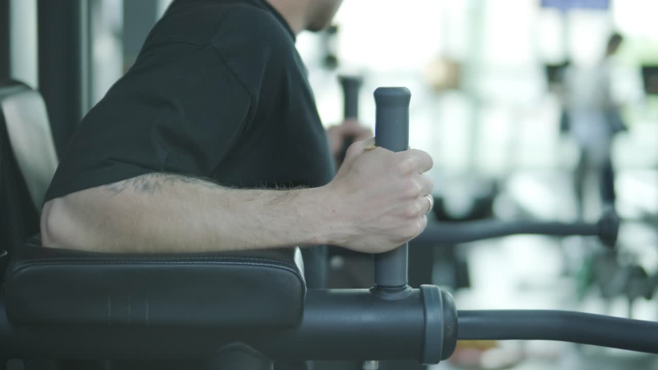 hombre trabajando en el gimnasio