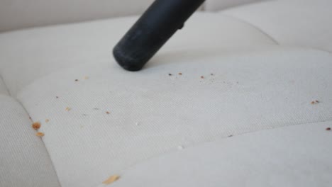 limpiando un sofá con una aspiradora