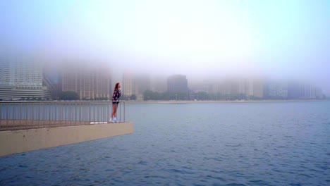 Schöne-Frau-Steht-Auf-Pier-Sea-City.-Frau-Wartet-In-Der-Seestadt