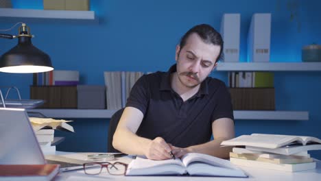 un investigador confundido y reflexivo.