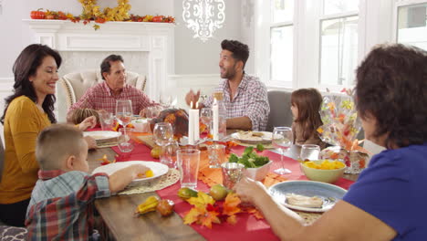 familia disfrutando de la comida de acción de gracias en la mesa filmado en r3d