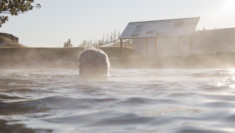 una mujer hermosa en aguas termales.