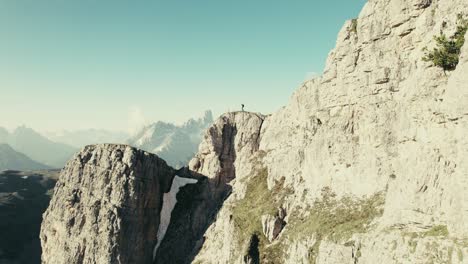 una persona camina a lo largo de la cresta en los dolomitas del tirol del sur