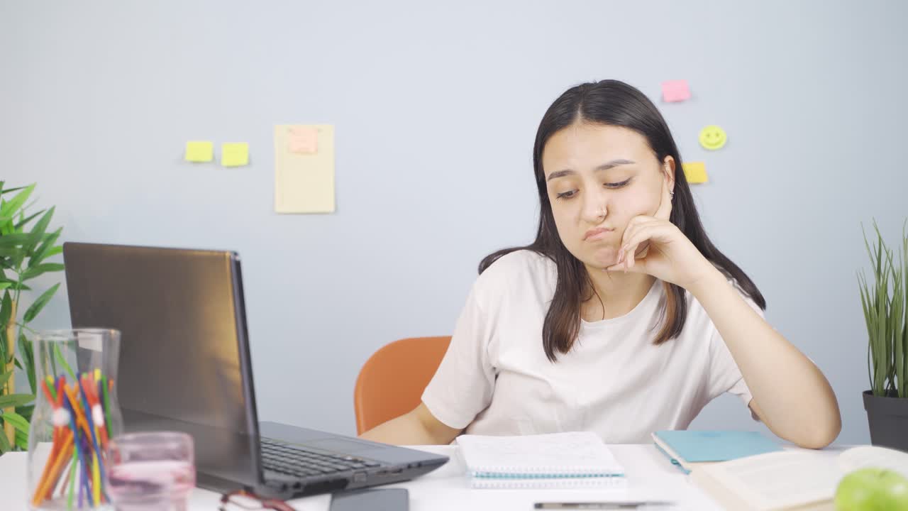 피곤한 여자 학생.