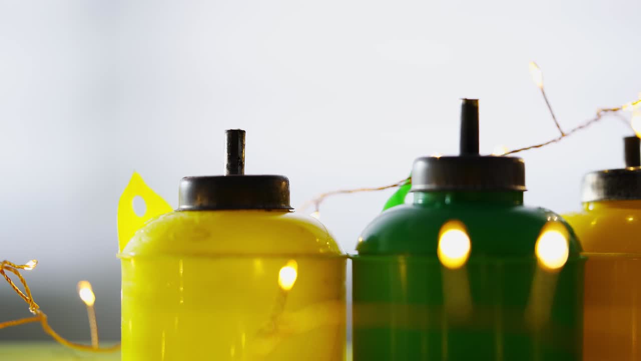 녹색 바탕에 아라비아 랜턴과 리본 ketupat