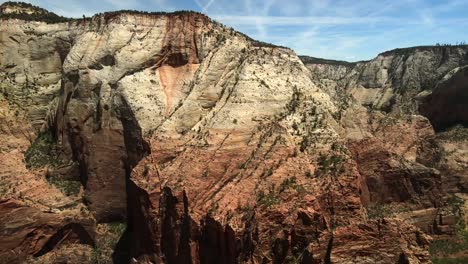 Umfangreiche-Filmische-Drohnenaufnahmen,-Die-Die-Komplexen-Details-Der-Roten-Felsformationen-Im-Zion-Nationalpark-Einfangen