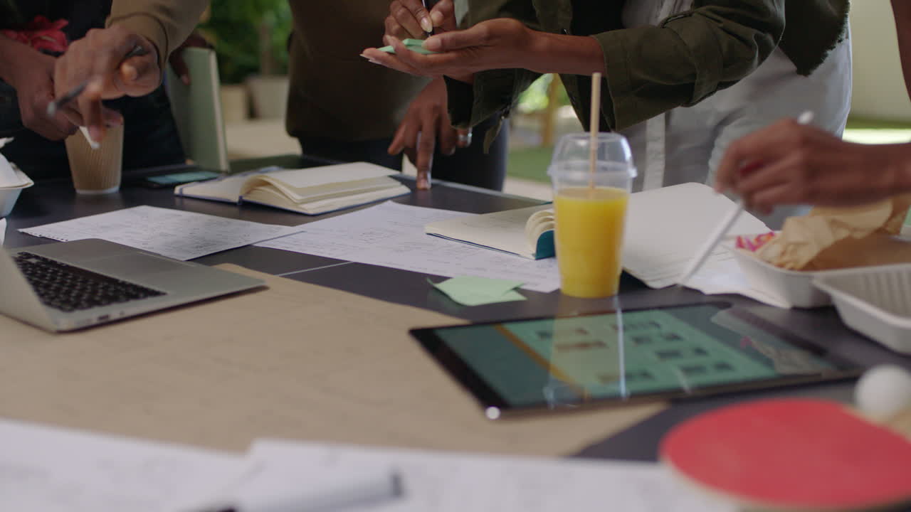 gente de negocios reuniéndose equipo de desarrolladores de software diseño de aplicaciones móviles lluvia de ideas compartiendo ideas creativas para la comunicación aplicación de cerca