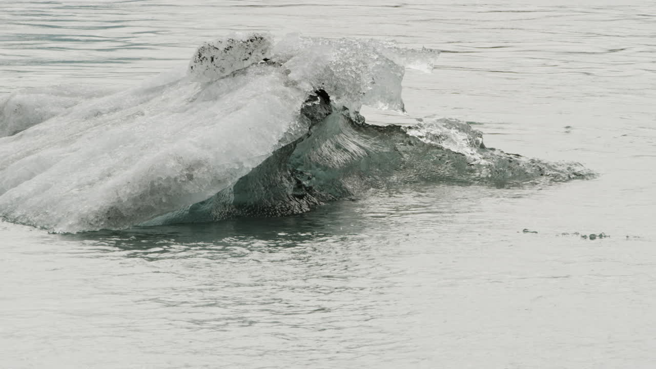 아이슬란드에서 떠다니는 작은 빙산의 근접 촬영