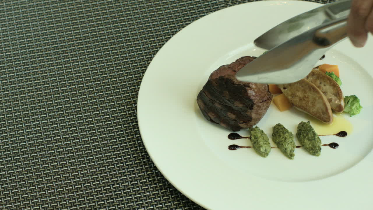 bistec de ternera a la parrilla servido con salsa encima