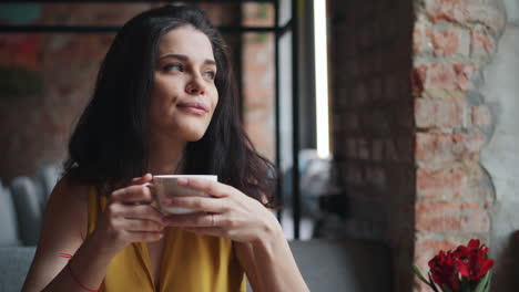 mujer disfrutando de café en un acogedor café
