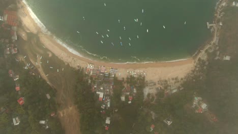 vista de pájaro de la playa tropical de yelapa en jalisco, méxico en un día nublado - disparo de drones