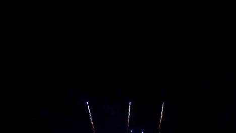 hermosa exhibición de trabajo de fuego colorido por la noche para la celebración en el festival