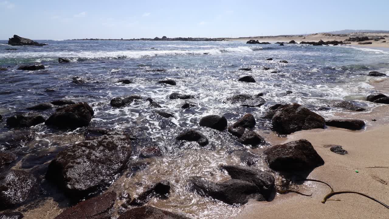 olas sobre las rocas en la playa de tunquen durante el día
