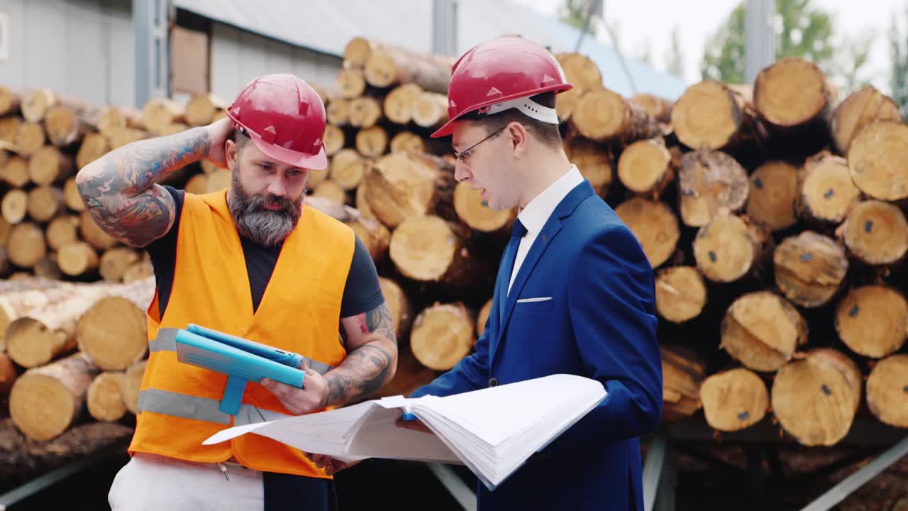 dos ingenieros estudian los dibujos con andamios en el fondo 4
