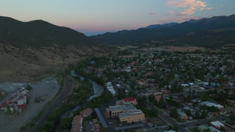 Aéreo-Cinemático-Dron-Puesta-De-Sol-Anochecer-Noche-Moradas-Nubes-Verano-Centro-Salida-Colorado-Buena-Vista-Arkansas-Río-Ribera-Parque-Explorar-Surf-Andar-En-Bicicleta-Senderismo-Rafting-Montaña-Rocosa-Hacia-Arriba-Foque-Movimiento