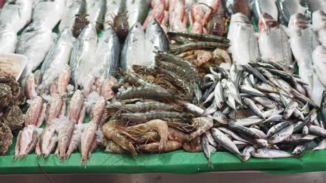 exhibición de mariscos frescos en un mercado