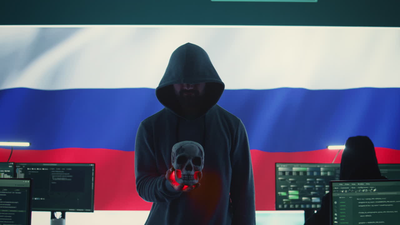 imagen conceptual de un hacker ruso encapuchado creando alertas peligrosas
