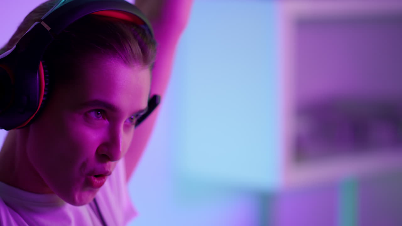 ciber ganador celebrando el triunfo del juego en primer plano. niña emocionada, disfruta de la noche de juegos.