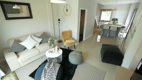 sala de estar elegante y acogedora, amueblada con sillón, sofá, almohadas
