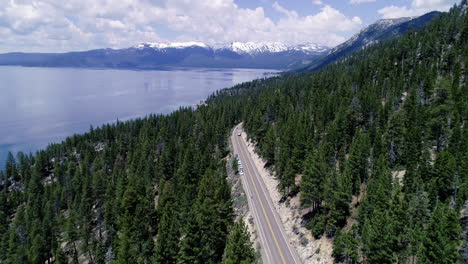 muñeco hacia atrás y luego inclínelo hacia arriba para revelar el bosque, la montaña y el lago.