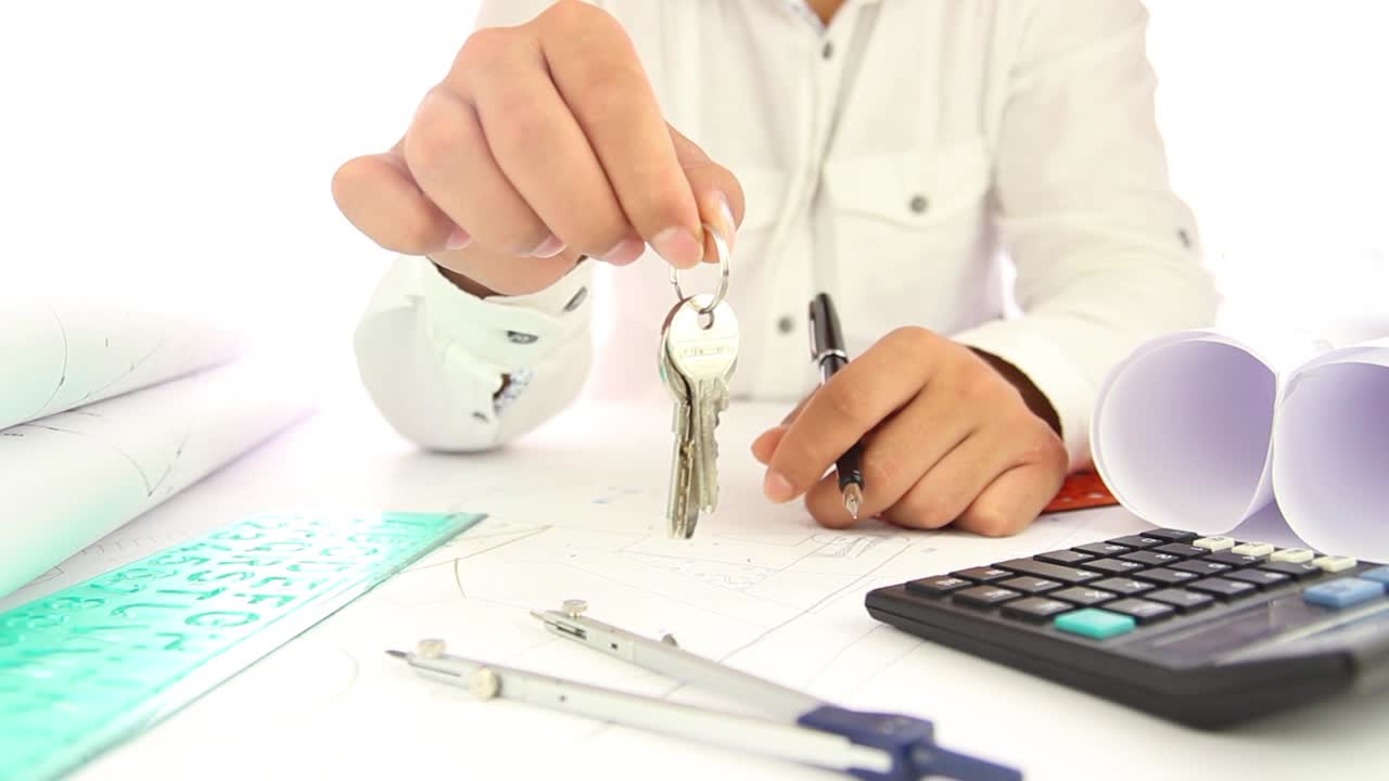 hombre de negocios entregando las llaves de una casa nueva