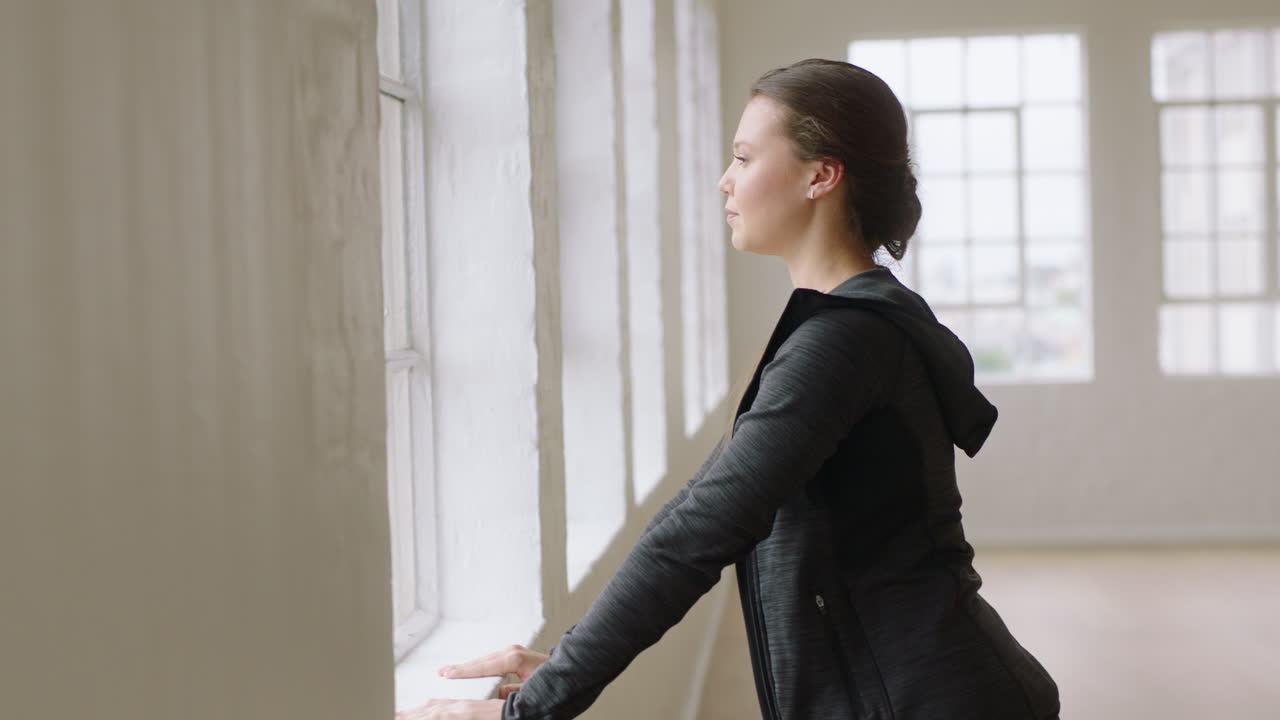 건강한 라이프스타일을 즐기는 피트니스 스튜디오에서 운동을 준비하면서 유연한 몸을 스트레칭하는 아름다운 요가 여성