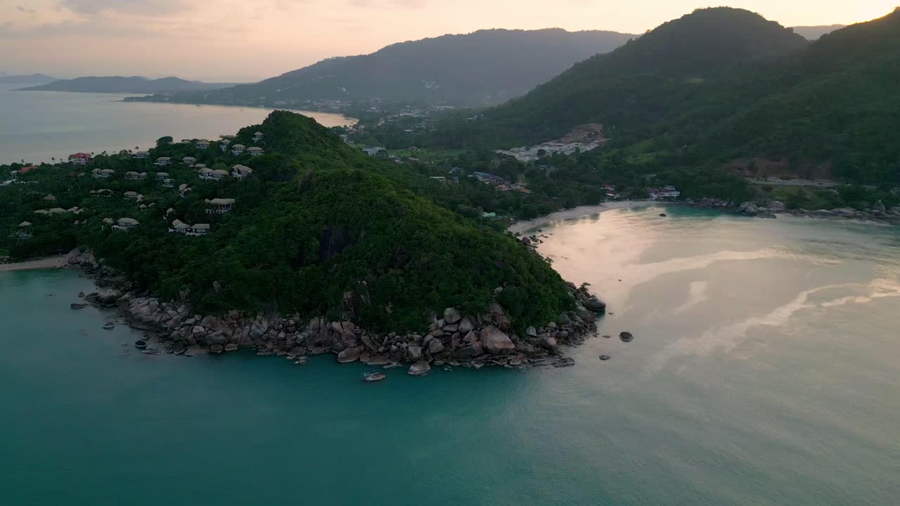 vista aérea de la playa de coral en koh samui, mostrando aguas claras y costas tropicales alrededor de la bahía protegida