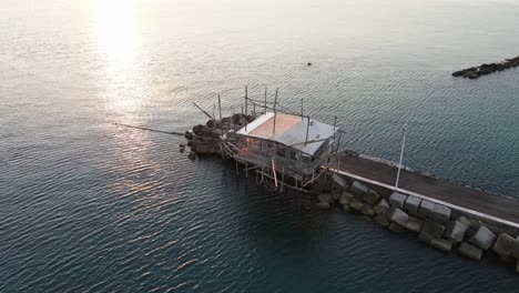 vista aérea de un trabucco, una máquina de pesca tradicional, en la costa italiana, al atardecer