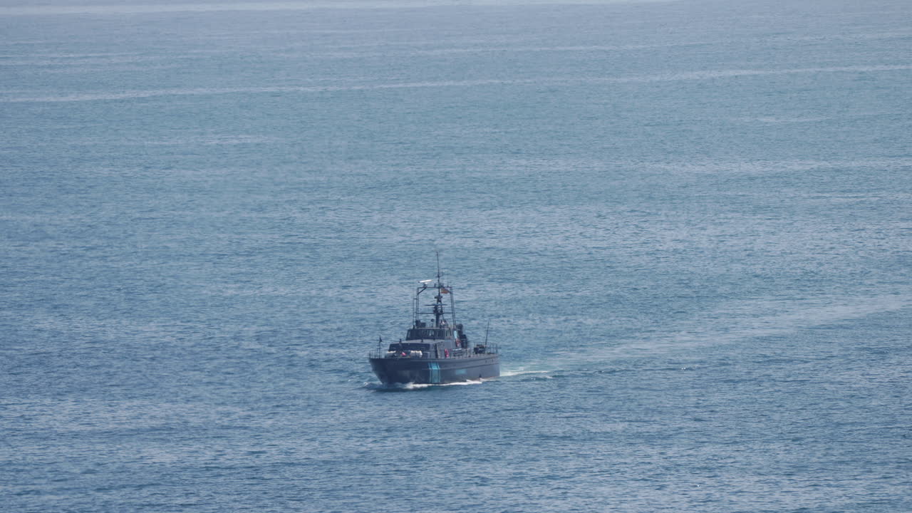 물 위 에 있는 배