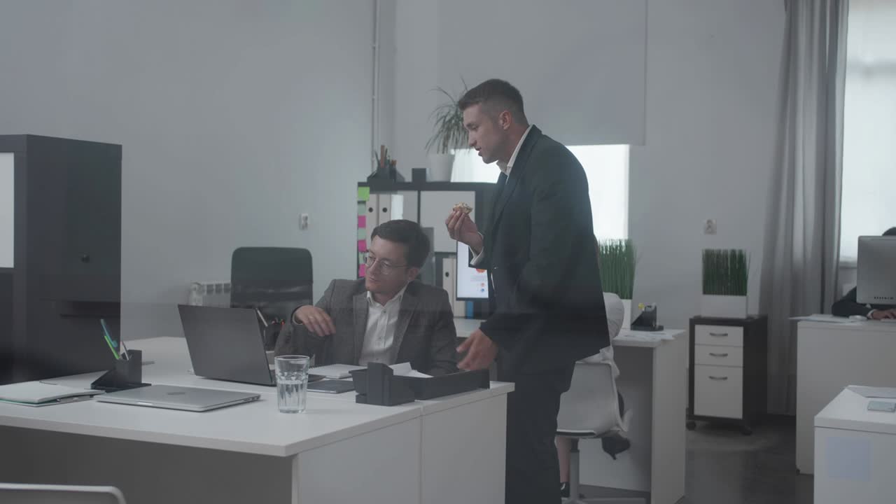 Colegas discuten algo en la oficina