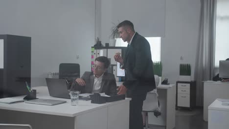los colegas discuten algo en la oficina.