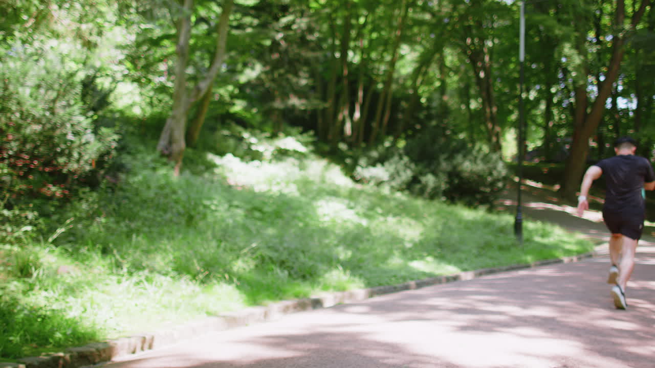 aptitud atlética deporte motivado corredor hombre entrenamiento maratón correr comenzando la carrera mostrando el pulgar hacia arriba