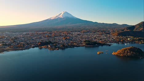 capturar la belleza serena de un amanecer de otoño sobre el lago kawaguchi, con el icónico monte fuji que se eleva majestuosamente en la distancia.