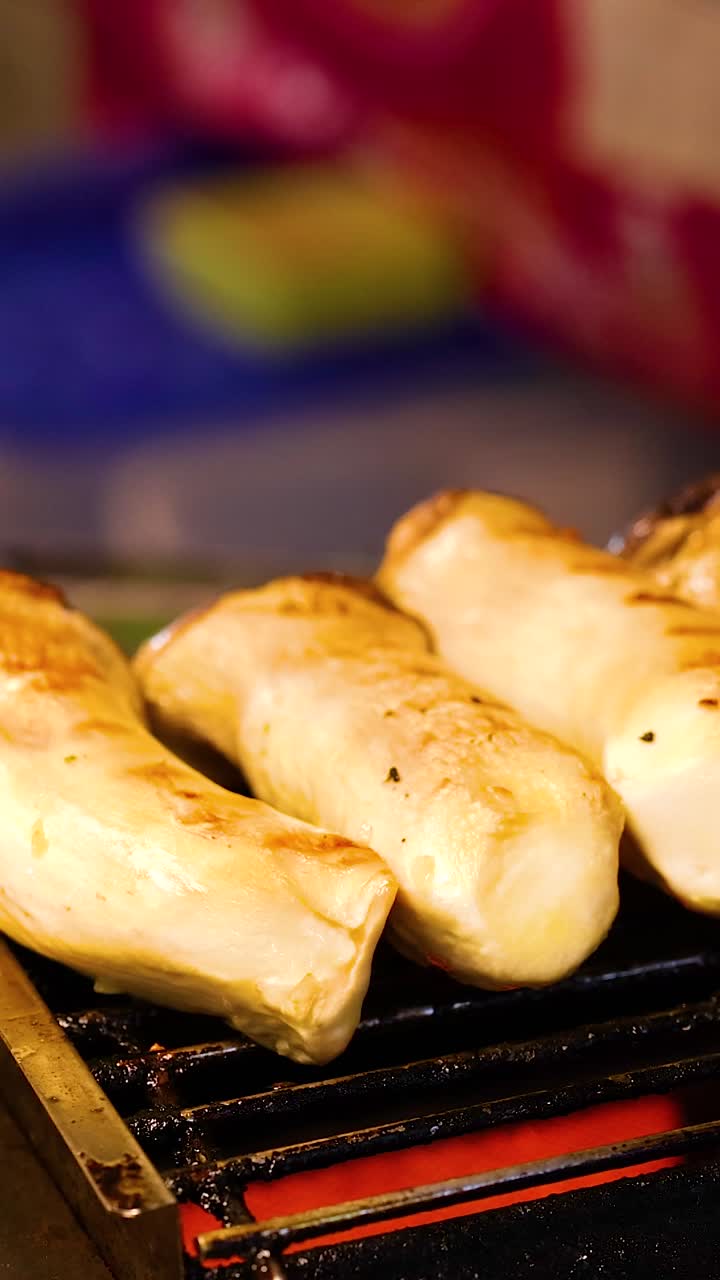 롱 라트 마요마켓에서 버섯을 고 있습니다.