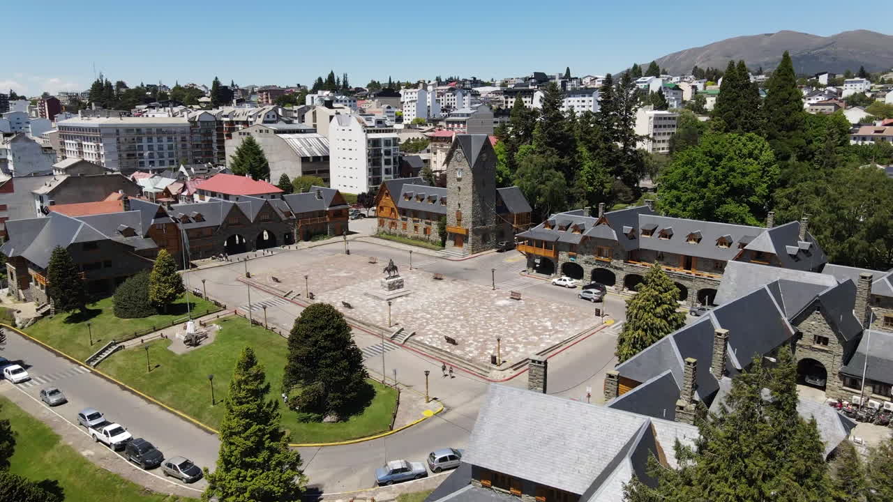 antena - centro cívico en la plaza del pueblo de bariloche, rio negro, argentina, adelante