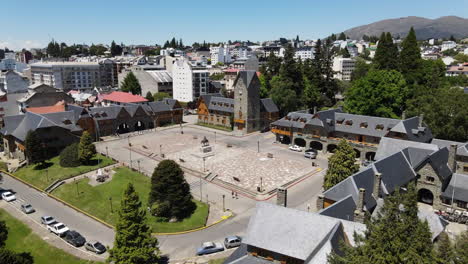 Antena---Centro-Cívico-En-La-Plaza-Del-Pueblo-De-Bariloche,-Rio-Negro,-Argentina,-Adelante