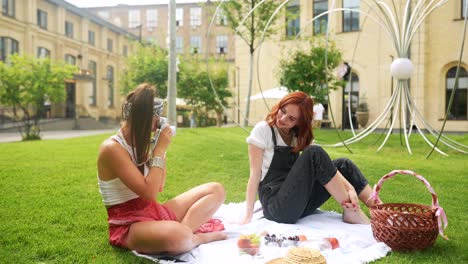 dos chicas disfrutando de un picnic en un parque de la ciudad