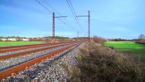 ferrocarril vacío y tranquilo en el campo, sin tren pasando en un día soleado con cielo azul