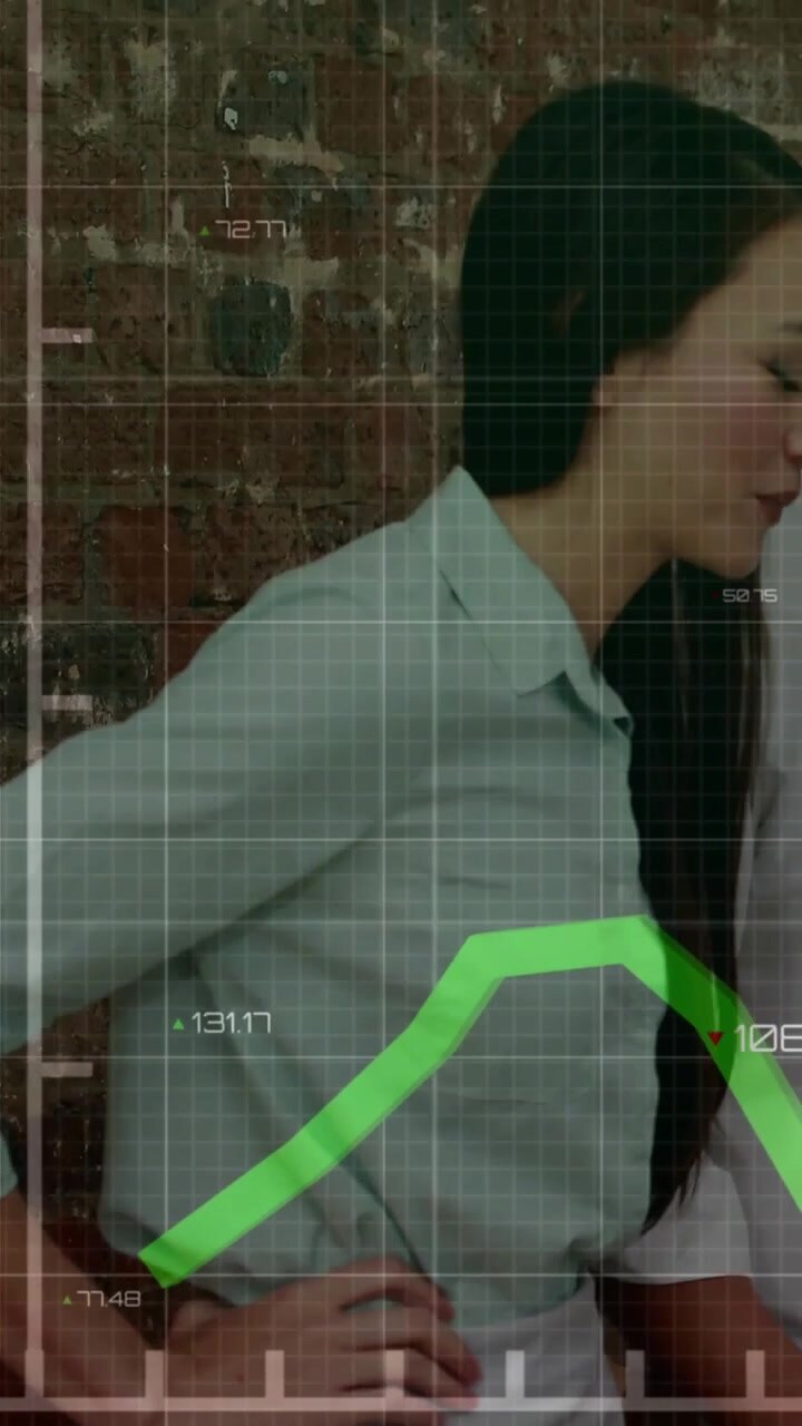 Video verticale: Donna in piedi che parla con un grafico a linee in movimento in sovrapposizione, conducendo una revisione finanziaria