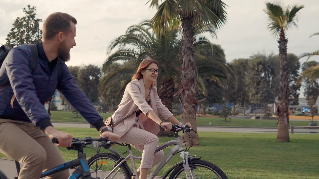 una pareja en bicicleta en un parque.