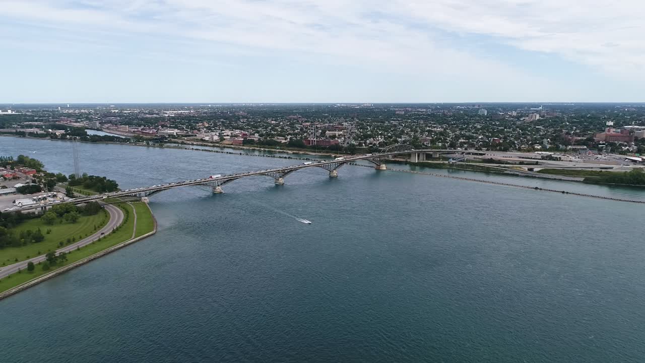 포트 에리 평화 다리 (fort erie peace bridge) 에서 버팔로 (buffalo) 로 가는 차량이 다리를 지나가는 배의 항공 영상