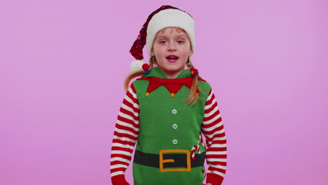 Niña-Disgustada-Duende-Navideño-Gesticulando-Con-Disgusto,-Culpando-A-Los-Regaños-Por-El-Fracaso