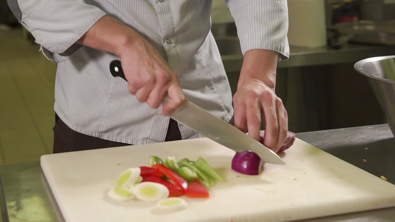 chef cortando verduras