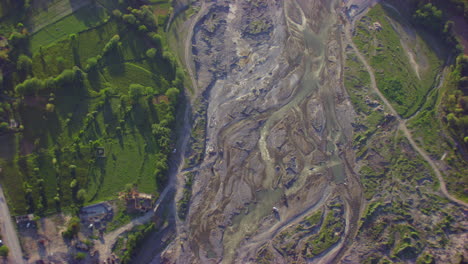 vol de rivière asiatique depuis un drone, prise de vue ciblée de la rivière, zoom sur la rivière