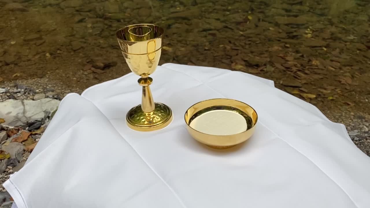 en este río, la santa misa es el día perfecto