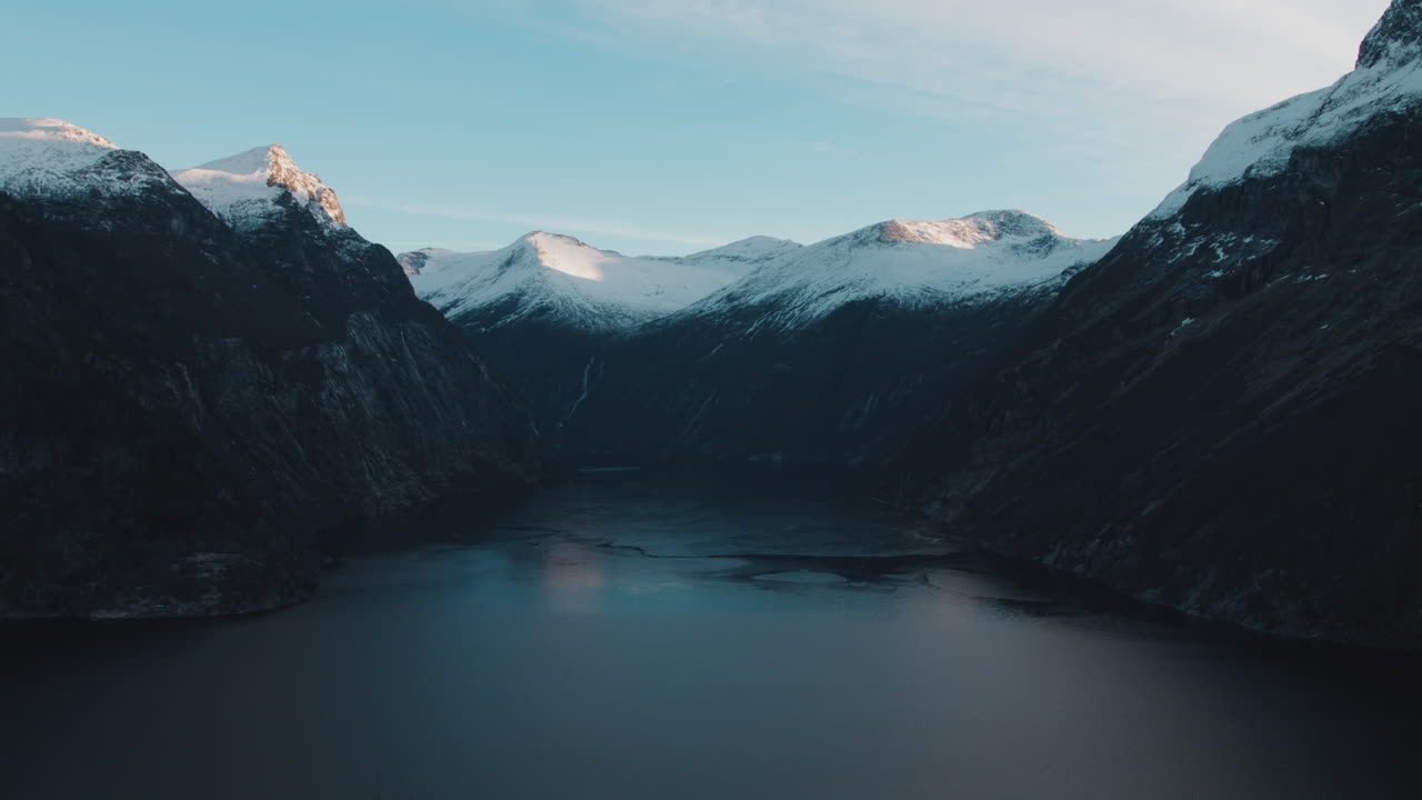Vista panoramica di Geirangerfjord, Norvegia, un fiordo norvegese con montagne imponenti e scogliere a picco, le cui cime sono innevate in una fredda giornata invernale in Norvegia