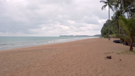 Natürliches-Meereswellenwasser-Mit-Schaum-Auf-Dem-Weißen-Strand-Der-Sandigen-Schönheit,-Sommerstrandmeerblick