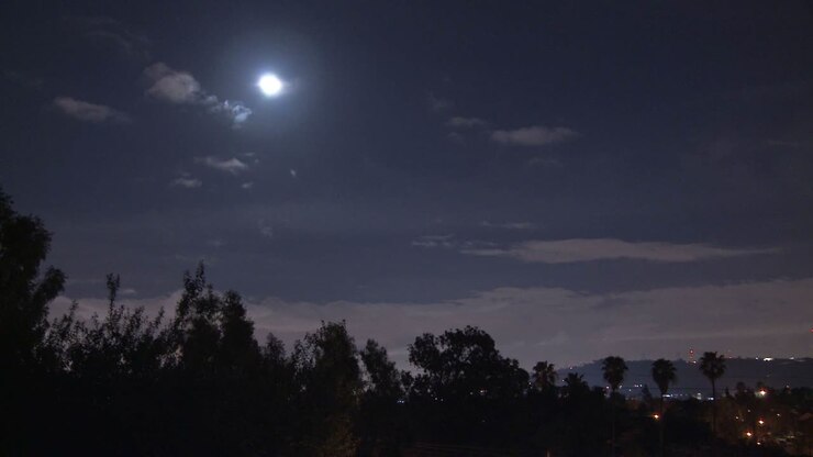 Nuvole scure si muovono nel cielo in timelapse di notte.