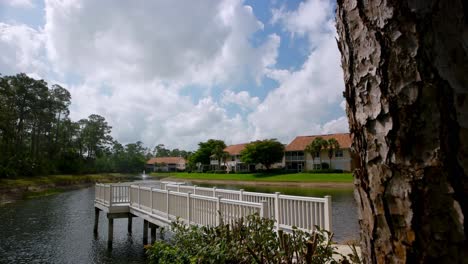 Un-Lapso-De-Tiempo-En-Movimiento-De-Un-Lago-De-Florida-Con-Hermosos-Alrededores