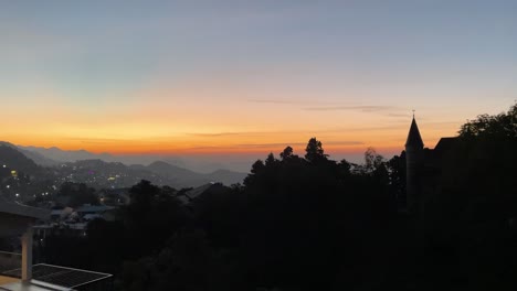 Wunderschönes-Orangefarbenes-Sonnenlicht-über-Der-Indischen-Landschaft-Mit-Bergen-Im-Hintergrund-Von-Einem-Aussichtspunkt-In-Indien-Aus